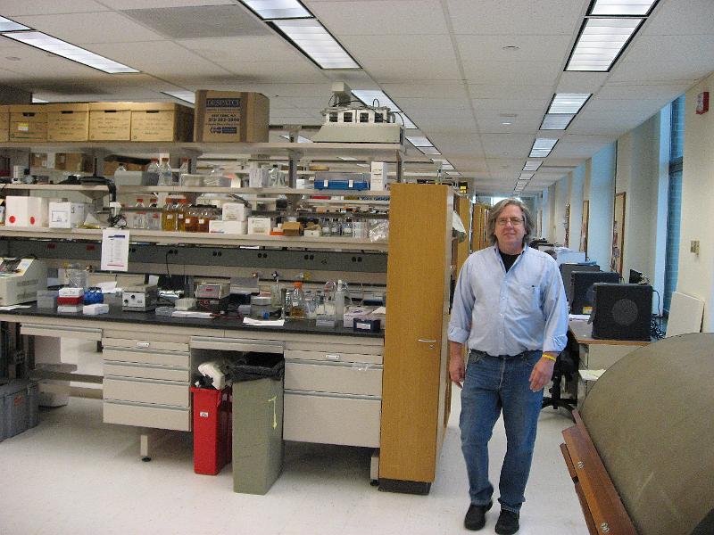 talmage-in-lab-140508.jpg - David Talmage in Role-Talmage lab at Stony Brook