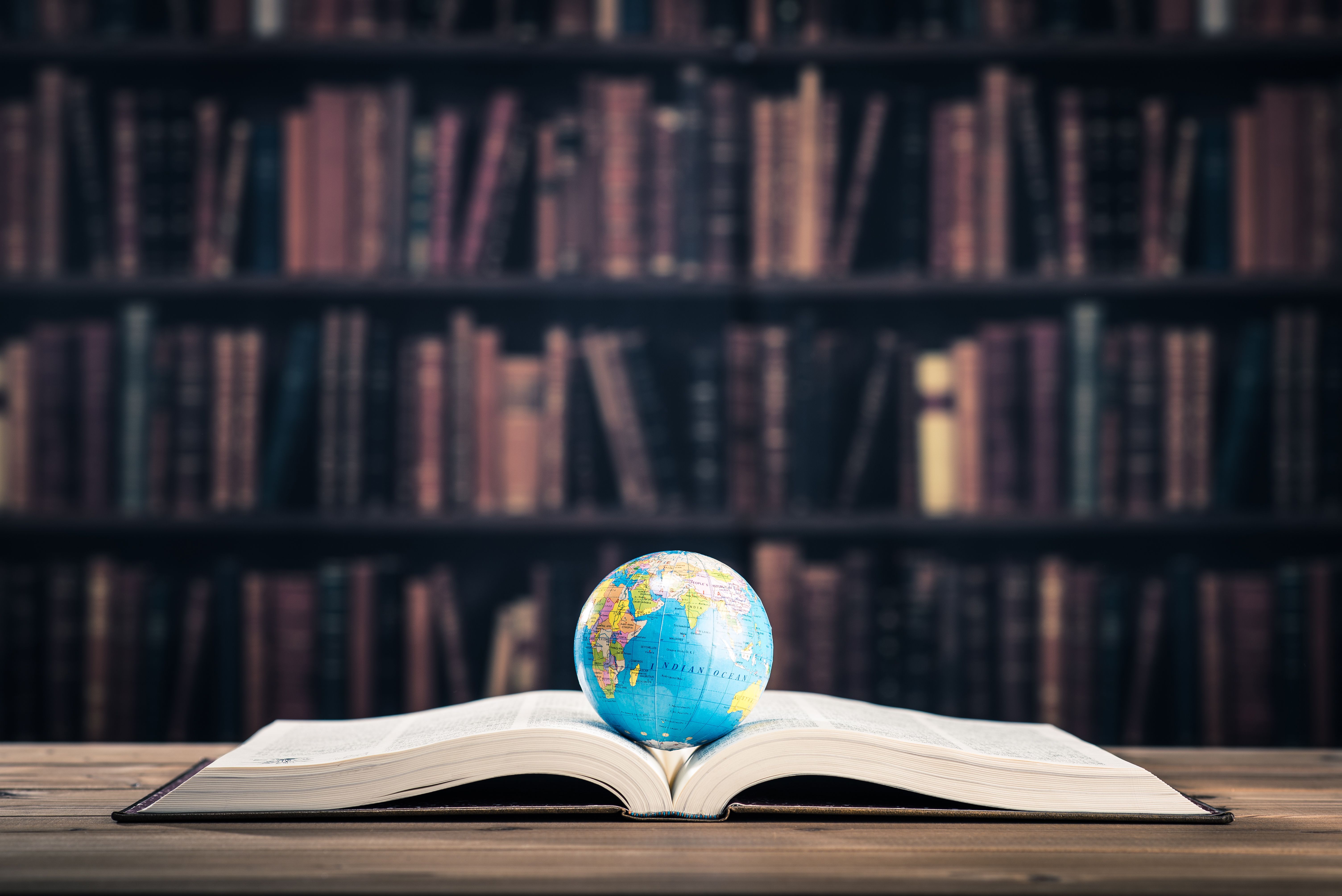 World learning. Глобус с книжками. Глобус с книгами. Фон книги Глобус. Книги на синем фоне.