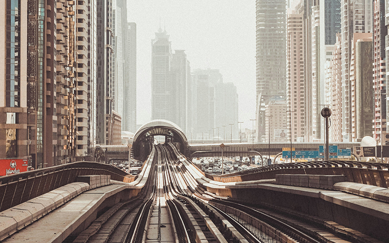 Shot of train tracks and city scape in Dubai - Dubaj - Zjednoczone Emiraty Arabskie
