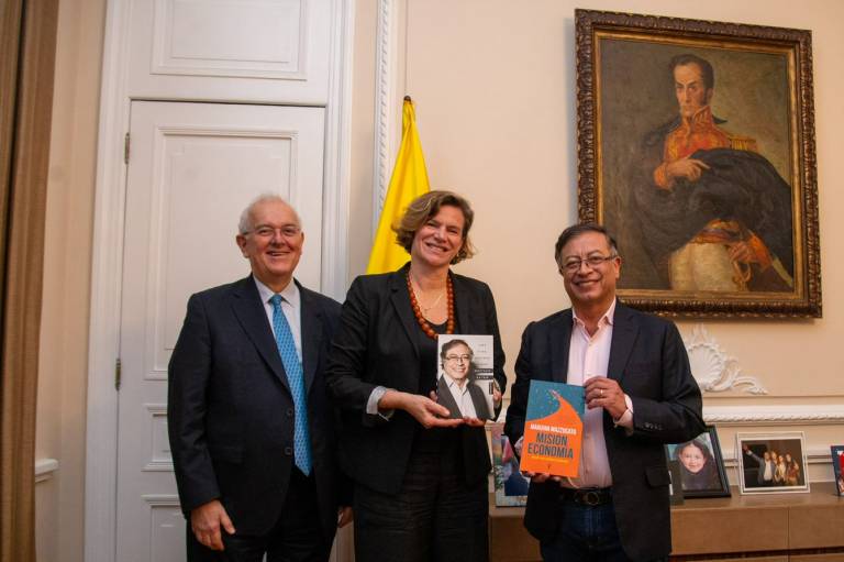Left to right - José Antonio Ocampo, Mariana Mazzucato and Gustavo Petro, Mariana and Petro holding each other's books