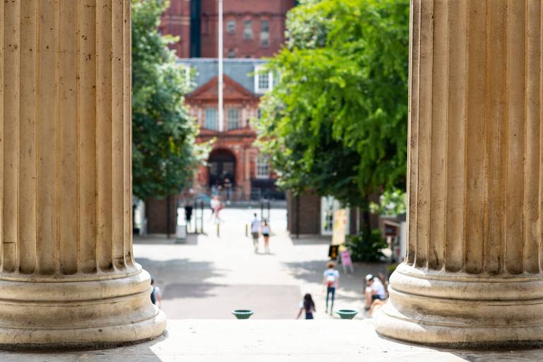 Building with pillars