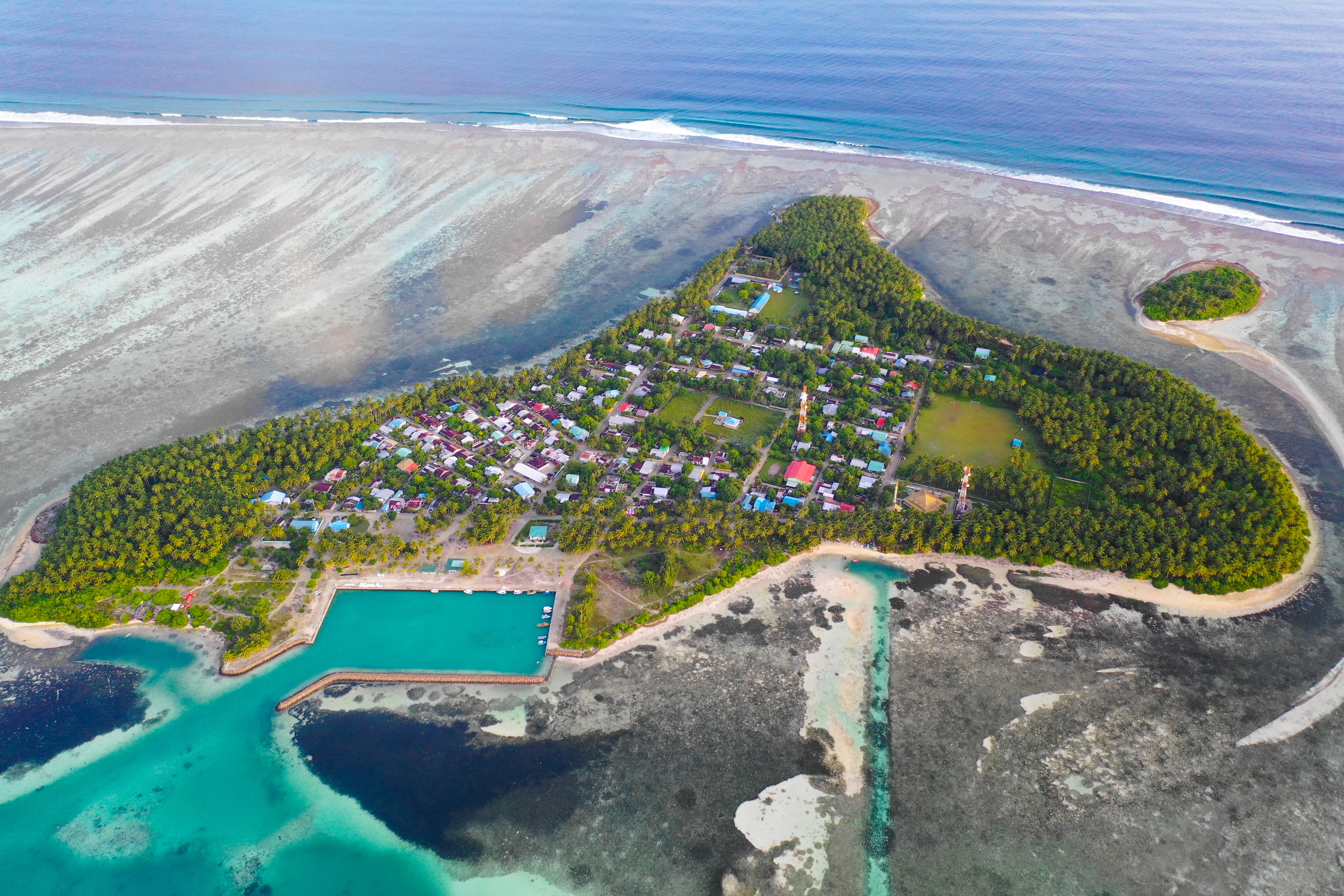 How many islands. Мальдивы локальные острова. Мальдивы местные. Самые отдаленные острова в мире для отдыха. Гэстхаус на островах.