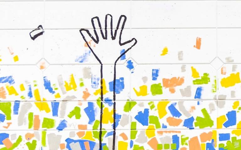 Hands up (Dakota Corbin / Unsplash) 800x 500 