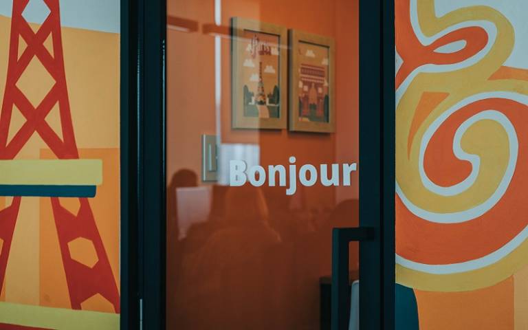 door with the word bonjour on it