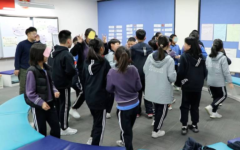 Jiawei Hu conducting workshops with the pupils. Credit: Xiaosheng with permission from Freya Cui.